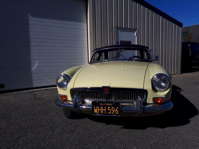 MG B PRIMEROSE YELLOW