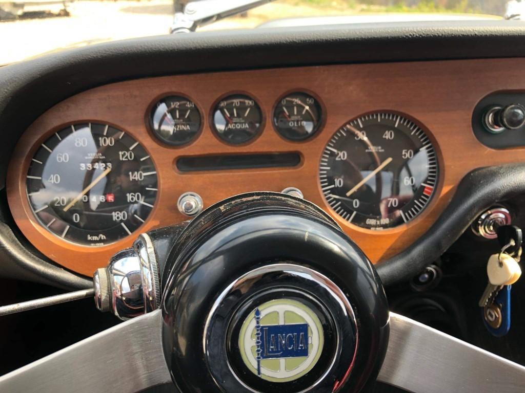 LANCIA FULVIA COUPE GRISE INTERIEUR ROUGE