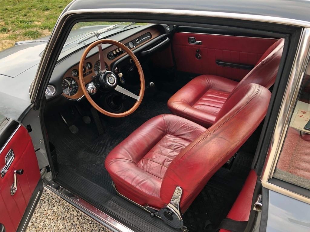 LANCIA FULVIA COUPE GRISE INTERIEUR ROUGE