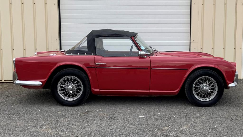 TRIUMPH TR4 A VENDRE BRETAGNE ROADSTER VOITURE DE COLLECITON