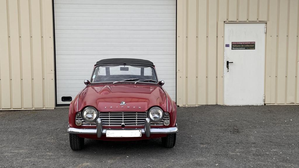 TRIUMPH TR4 BRETAGNE ROADSTER VOITURE DE COLLECTION