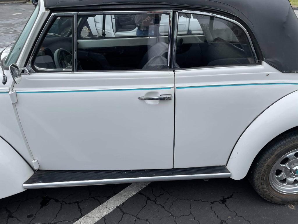 COCCINELLE BLANCHE BRETAGNE ROADSTER VOITURE DE COLLECTION