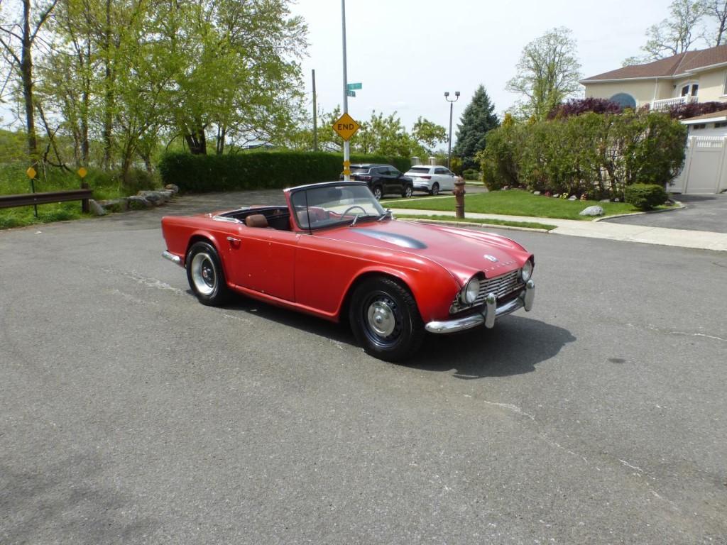 TRIUMPH TR4 A VENDRE BRETAGNE ROADSTER VOITURE DE COLLECITON