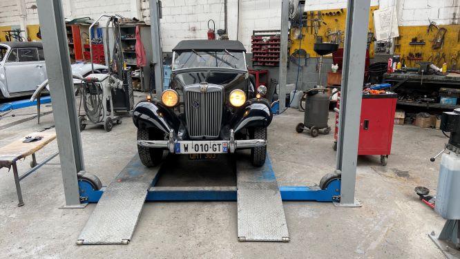 MG TD NOIRE BRETAGNE ROADSTER VOITURE DE COLLECTION