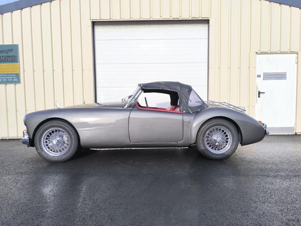 MGA MKII GRISE VOITURE DE COLLECTION