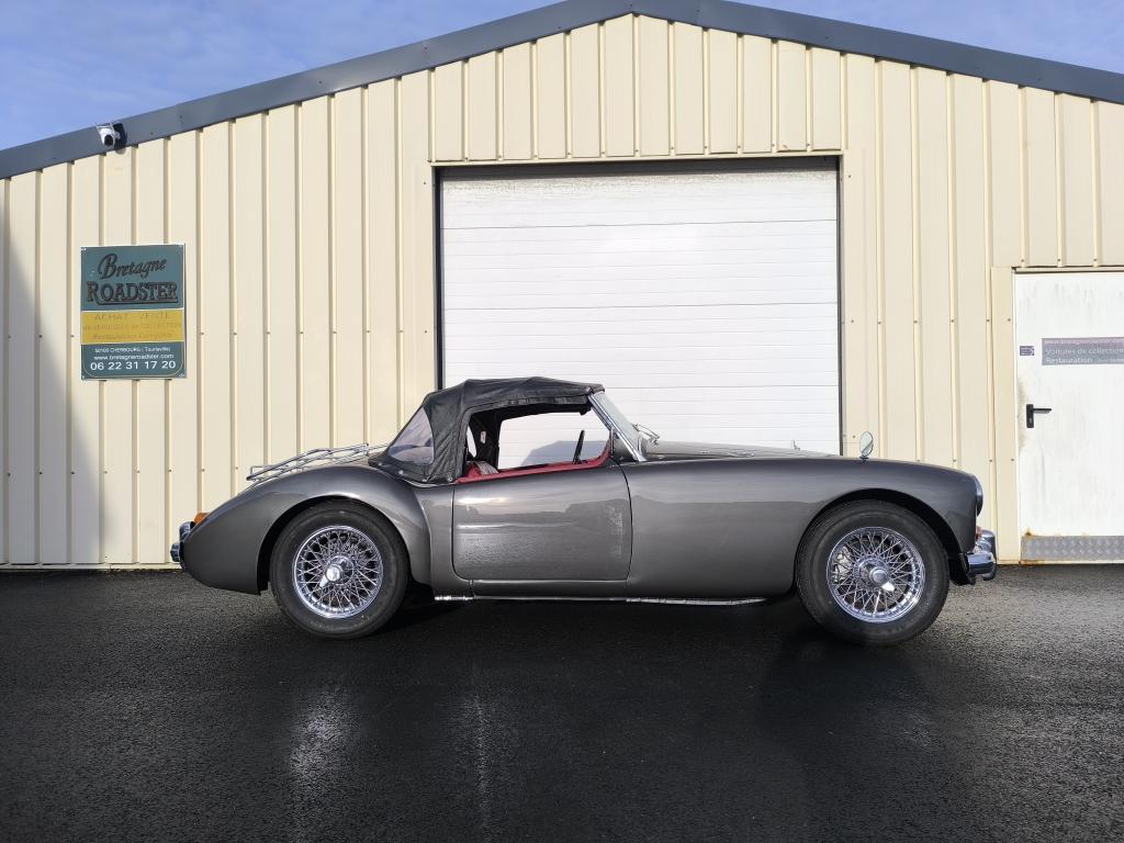MGA MKII GRISE VOITURE DE COLLECTION